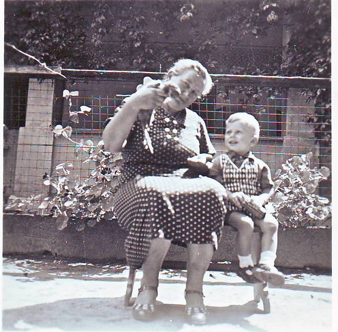 Feri a "Falusi" nagymamával